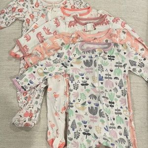 5 foot onsies, size is between 6-9 months